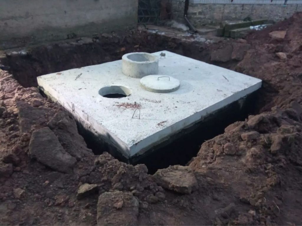 szambo betonowe umieszczone w wykopie