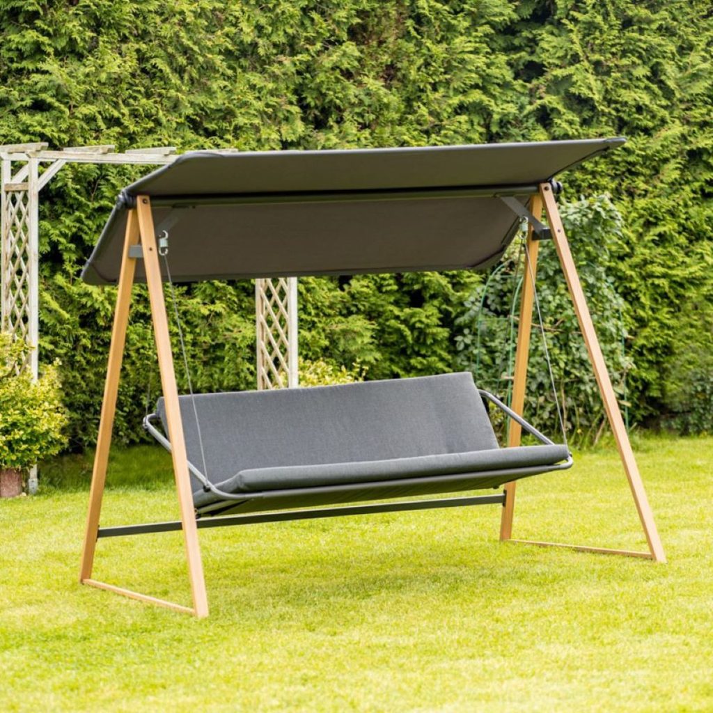 mała huśtawka ogrodowa z oparciem