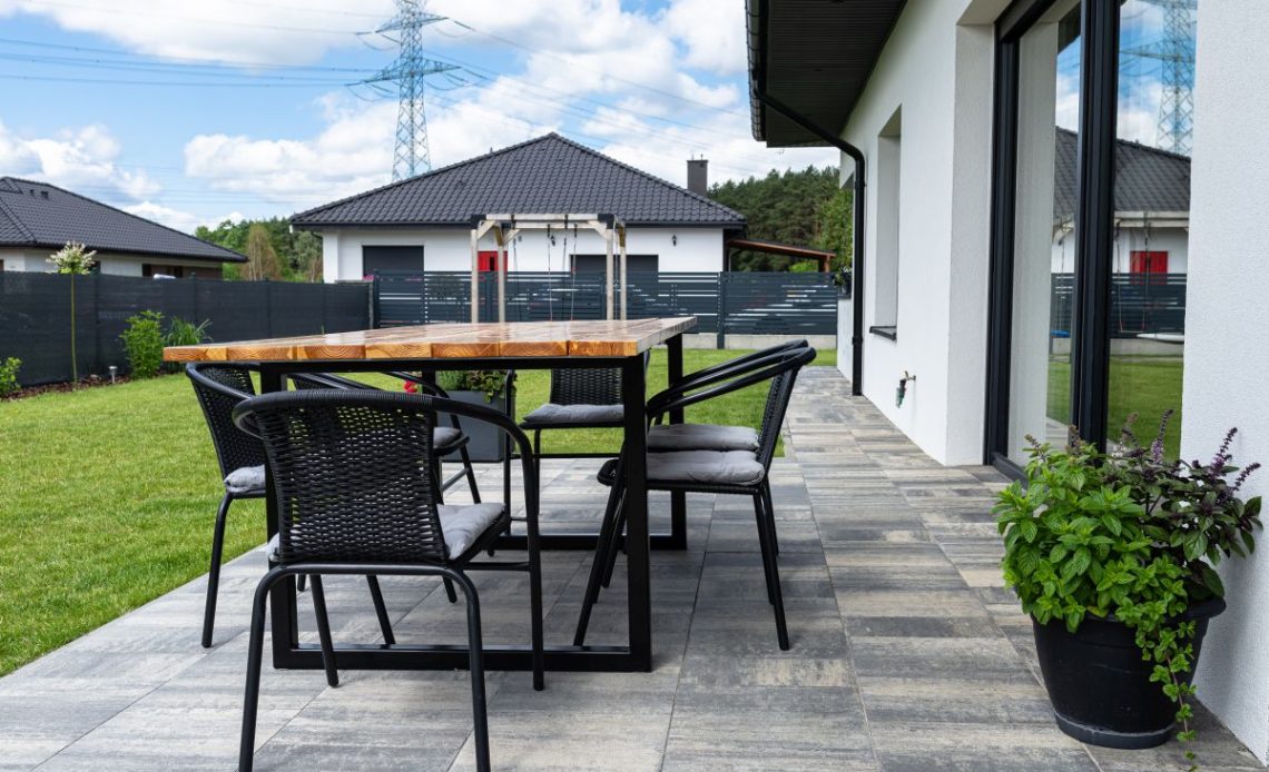 Wykończenie tarasu betonowego