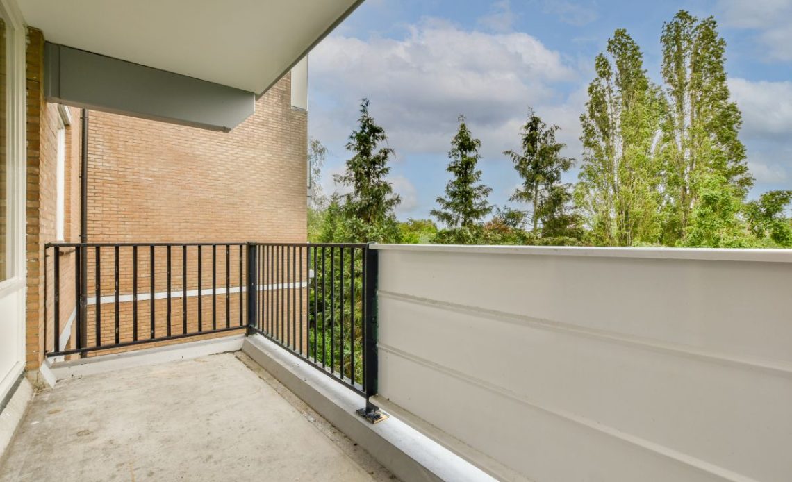 montowanie balustrady na balkonie
